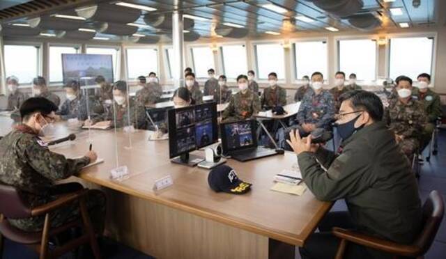 11月18日，在郁陵岛附近海域，韩国国防部长官徐旭（右）登上“闲山岛”舰与三军官兵举行视频座谈会。图自韩联社