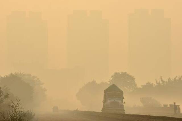 当地时间2021年11月17日，印度新德里，雾霾笼罩当地。