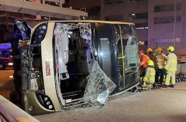 香港一巴士昨夜侧翻，1死10伤