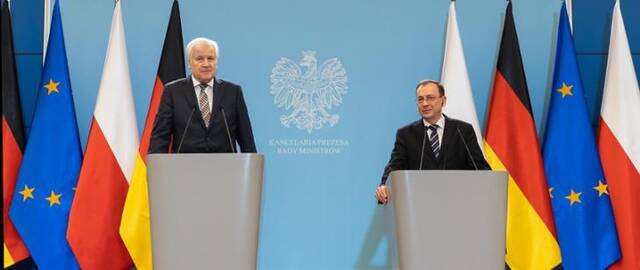 △图左为德国联邦内政部长泽霍费尔，右为波兰内政部长卡明斯基（图片来源：波兰内务与行政部）