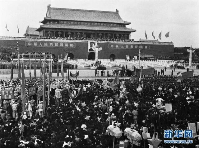 1949年10月1日，人们在北京天安门广场参加开国大典。新华社发