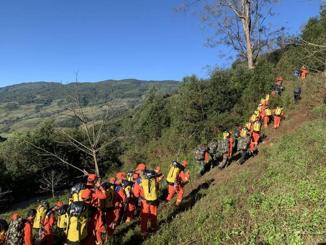 13个小组！哀牢山失联人员救援队展开重装穿越和地毯式搜救