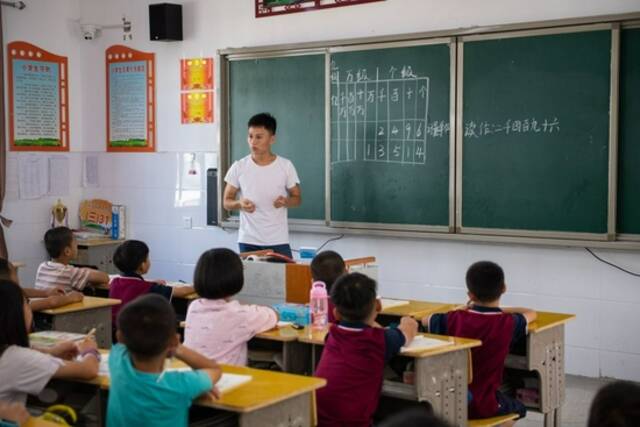 9月9日，在湖南省张家界市桑植县芙蓉学校，教师王伟在给学生上课。新华社记者陈思汗摄