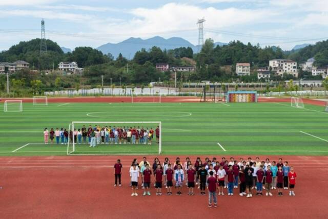 9月9日，在湖南省张家界市桑植县芙蓉学校，学生们在操场上体育课。新华社记者陈思汗摄