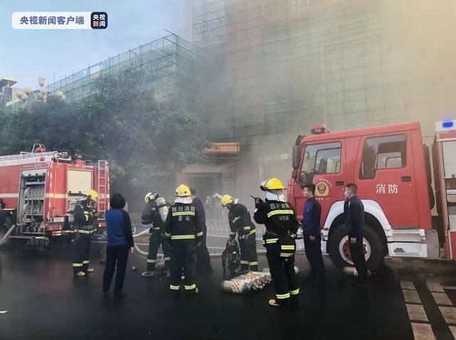 四川凉山州西昌市一酒店发生火灾 无人员伤亡