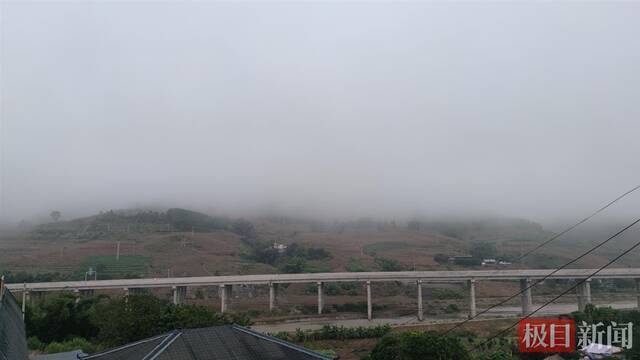 20日早上7时30分，哀牢山已被群雾笼罩