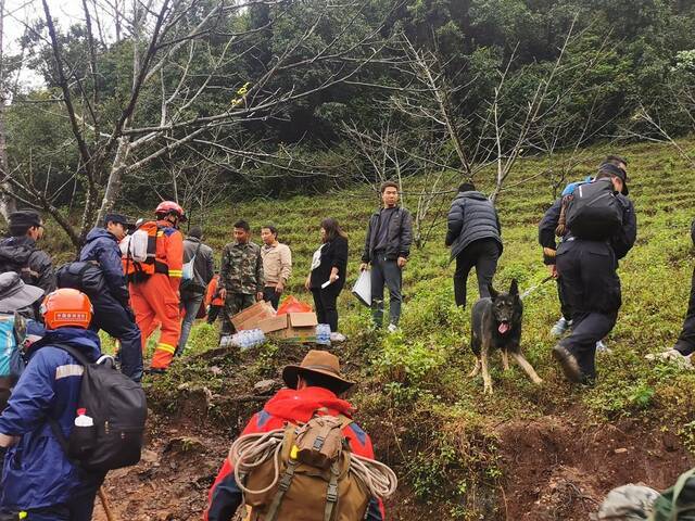 哀牢山4人失踪第8天：雨雾影响救援 重装穿越组24人进山搜索