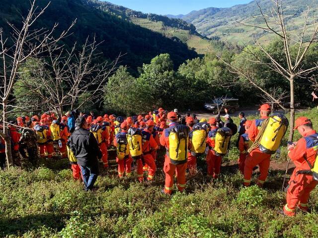 哀牢山4人失踪第8天：雨雾影响救援 重装穿越组24人进山搜索