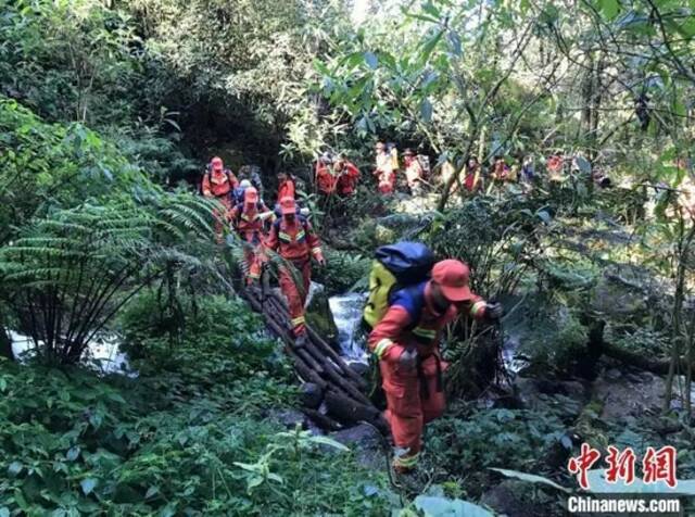 图为搜救队员在搜寻失联人员。普洱市消防救援支队供图