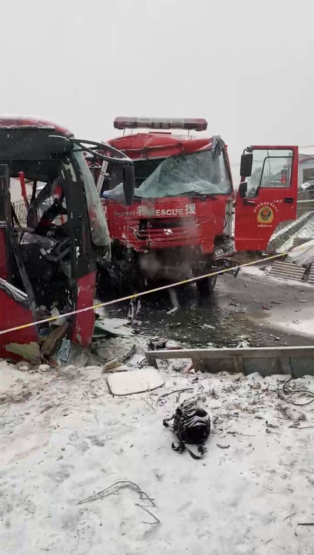因雪天路滑 辽宁抚顺消防车与大巴车相撞致多人受伤