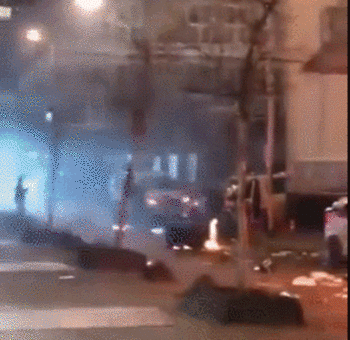鹿特丹街头警车被焚烧