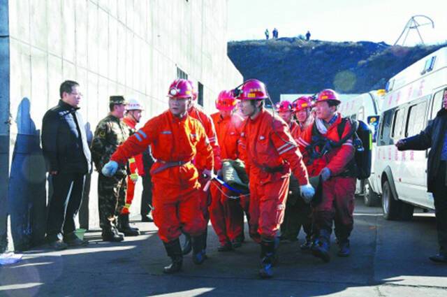  2016年1月7日，煤矿事故发生后，救援人员运送一名被困人员遗体。来源新华社