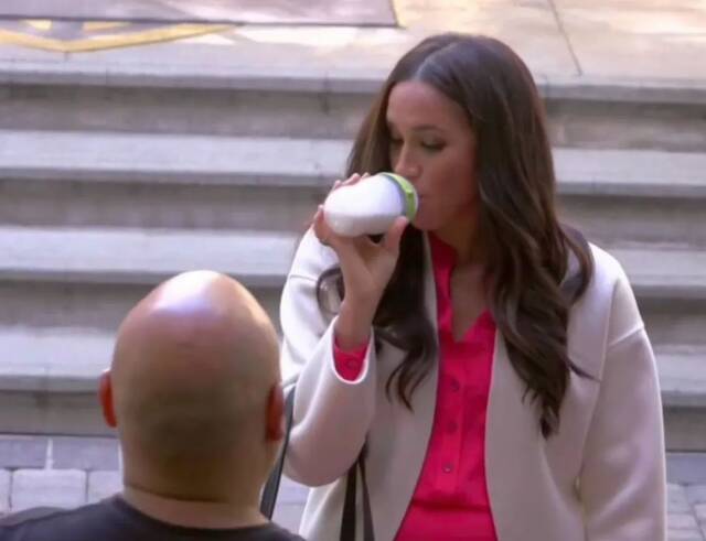 梅根用婴儿奶瓶喝奶图源：外媒