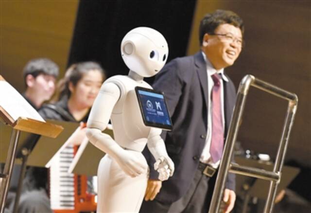在天津大剧院，智能机器人指挥乐团演奏曲目。新华社记者李然摄
