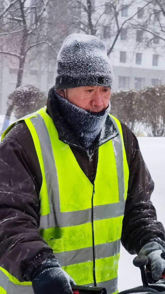 雪落哈工程，簌簌飞花凝冰色