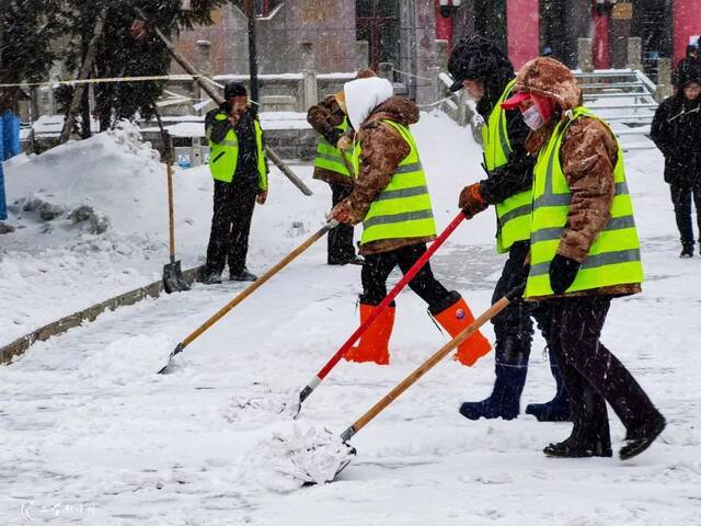 雪落哈工程，簌簌飞花凝冰色