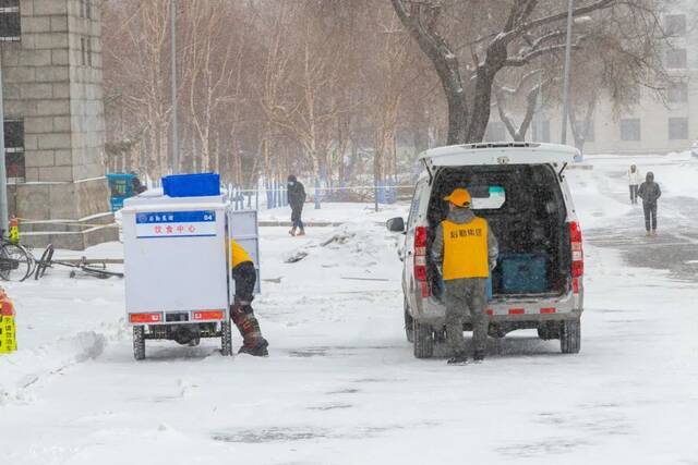 雪落哈工程，簌簌飞花凝冰色