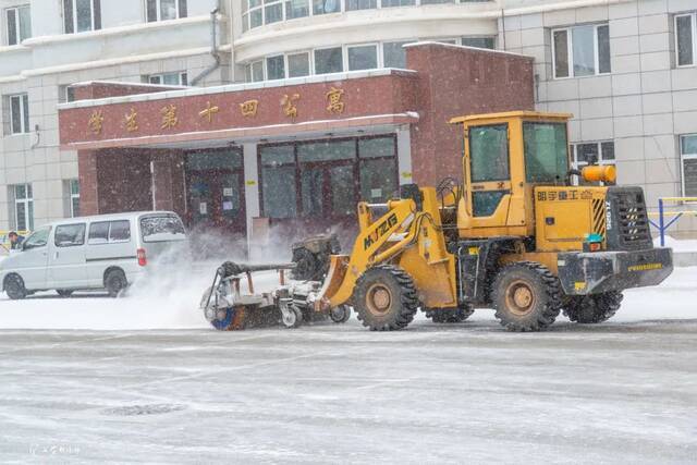 雪落哈工程，簌簌飞花凝冰色