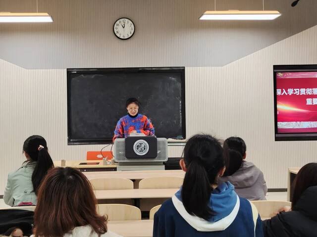 今日小雪，让西大人的微笑温暖你！