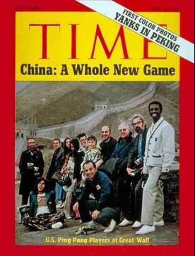 图说：1971年4月26日美国乒乓球运动员在长城的合影。《时代周刊》封面截图