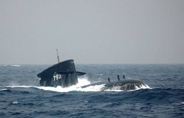 浮出水面的台军“海龙”号潜艇。