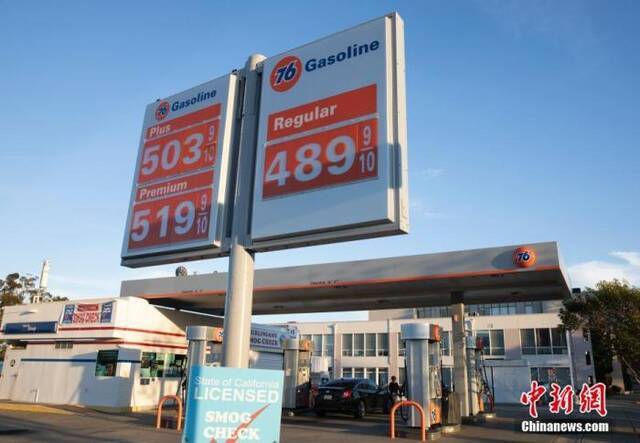 当地时间11月16日，一位车主在美国加州圣马刁县一处加油站内加油。据美国汽车协会的数据，加利福尼亚州的汽油价格当日创下历史新高，每加仑普通汽油的平均价格飙升至4.687美元，居全美各州之首。这是加州连续第3天打破油价纪录。中新社记者刘关关摄