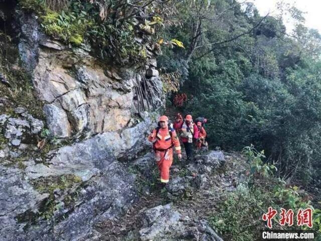 图为搜救队员在搜寻失联人员。普洱市消防救援支队供图