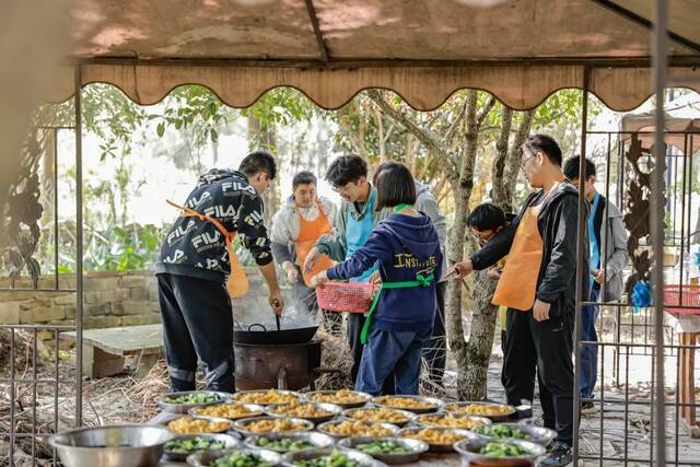 割稻子、烤红薯、土灶饭…… 交大这门课，上到田间地头！