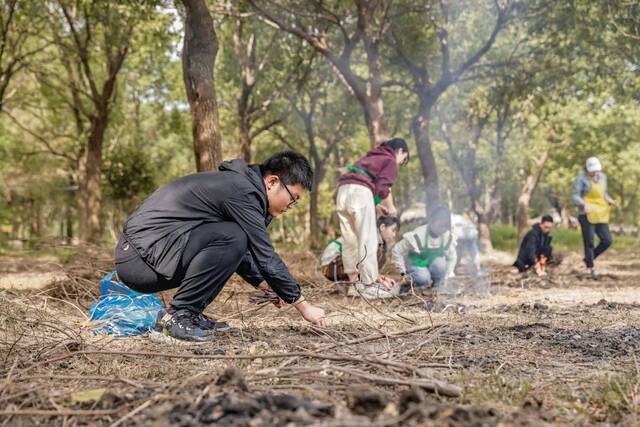 割稻子、烤红薯、土灶饭…… 交大这门课，上到田间地头！