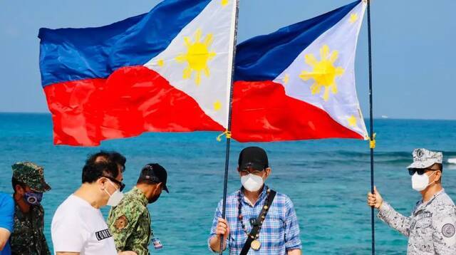 拉克森20日登上中业岛，插上菲律宾国旗以“宣誓主权”图自菲媒