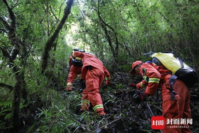 云南哀牢山遇难者遗体转运出山：当晚下了冰雹，救援队有人累倒山上