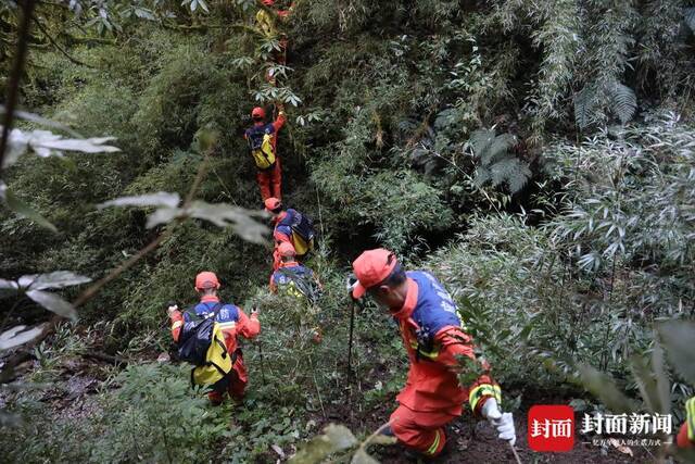 云南哀牢山遇难者遗体转运出山：当晚下了冰雹，救援队有人累倒山上