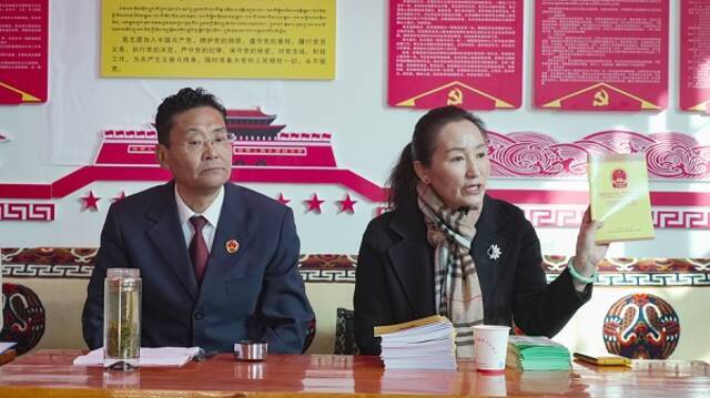 近日,西藏自治区山南市检察院检察官尼玛次仁和该市妇女联合会党组成员、副主席格桑美措走进社区,为群众讲解家庭暴力典型案例。通讯员李万军摄