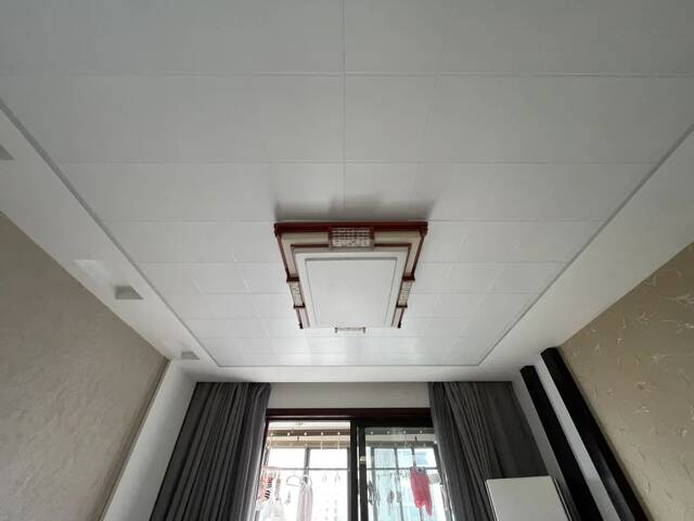 ▲2019年底开始，傅岳在家里的客厅和房间都搭建起了隔音吊顶。新京报记者周思雅摄
