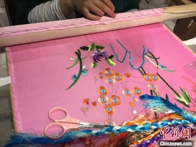 图为武昌首义学院学生正在制作汉绣。武昌首义学院供图