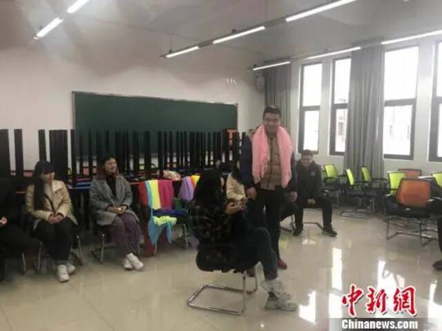 学生在课堂上进行实践演练。贺劭清摄