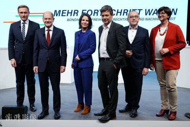 当地时间11月24日，德国社民党（红）、绿党（绿）和自民党（黄）公布了三党达成的联合组阁协议。社民党总理候选人、现任副总理兼财长朔尔茨（左二）将出任新总理。图自澎湃影像
