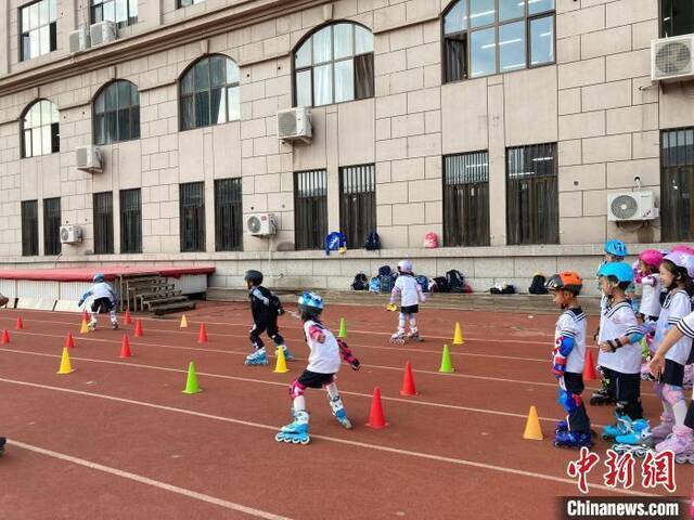 资料图：放学后在操场学习轮滑的学生。徐婧摄