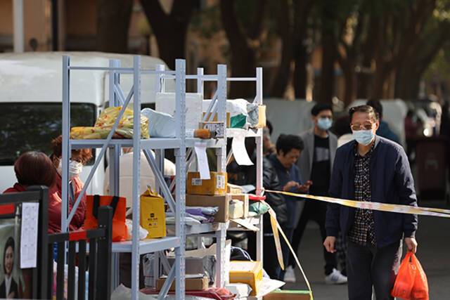 上海香樟苑封闭管理直击：居民生活平稳有序