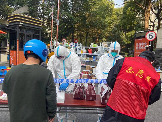 直击上海封闭小区：第二轮核酸检测启动，各方有条不紊抗疫中
