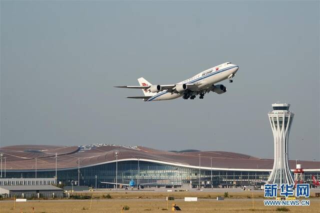 2019年9月25日，中国国际航空公司的CA9597次航班从北京大兴国际机场起飞。新华社记者鞠焕宗摄