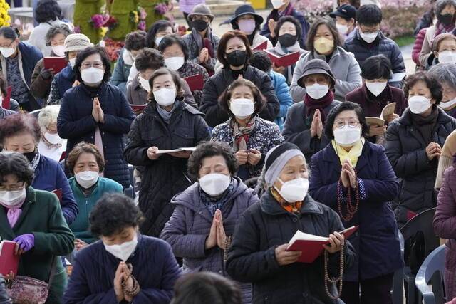 当地时间2021年11月17日，韩国首尔，韩国高考前夕，家长集体为考生祈福。