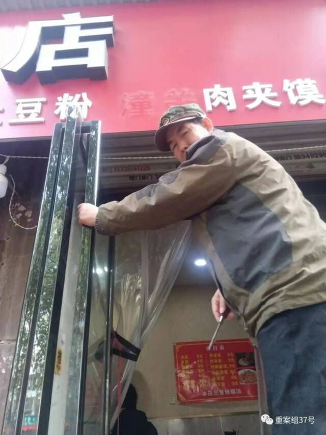 10月21日，河南洛阳的老张师傅在收到法院传票的当天摘掉了门头上的“潼关”两字。受访者供图