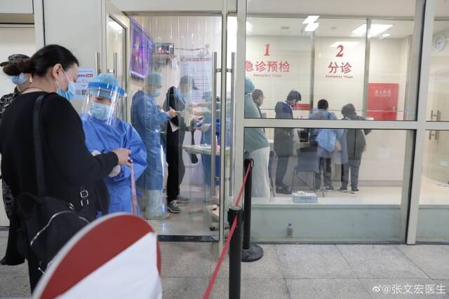 张文宏：上海医疗资源充沛，没有挤兑现象
