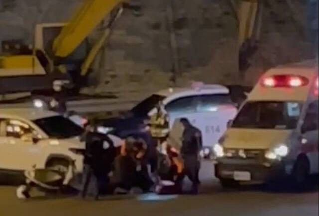 台媒爆台南警匪追逐战：有人开奔驰强闯路障，警察开12枪追捕