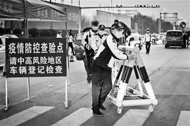 11月26日，江苏徐州，丰县公安局交警大队民警在丰沛高速路口设置临时交通设施供图/视觉中国
