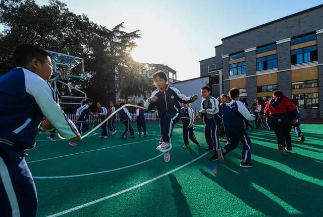 11月25日，浙江省湖州市一学校的学生们在课后参加集体跳绳活动。新华社记者徐昱摄