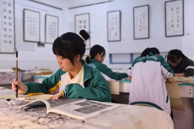 11月24日，海南省万宁中学的学生在上书法课。新华社记者张丽芸摄