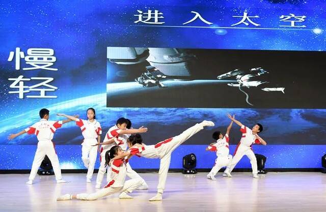 10月15日，北京人大附中航天城学校学生表演舞蹈《太空》。新华社记者金良快摄