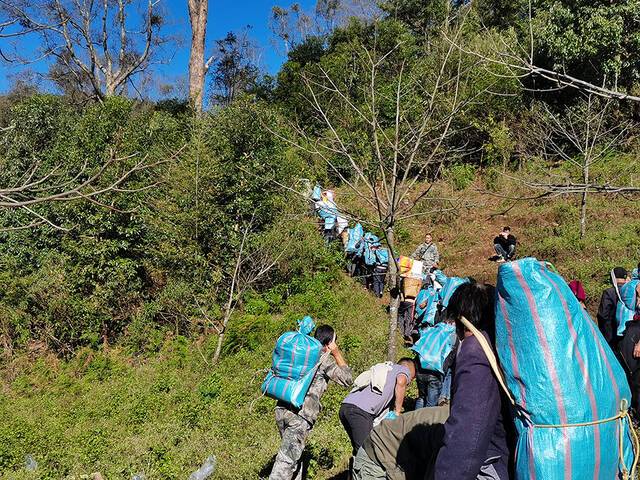 当地村民向补给站背运物资